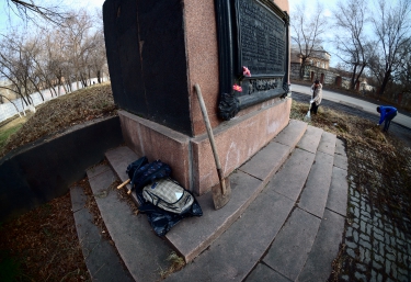 7 ноября 2014 года (уборка памятника на Дудинской)