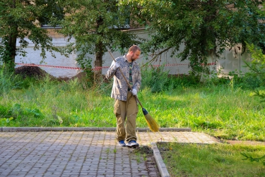 Уборка братской могилы революционеров-большевиков