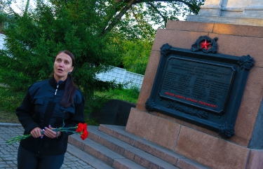Уборка братской могилы революционеров-большевиков