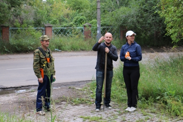 Уборка братской могилы революционеров-большевиков