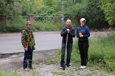Уборка братской могилы революционеров-большевиков