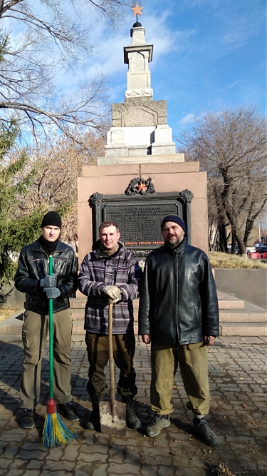 Уборка братской могилы революционеров-большевиков