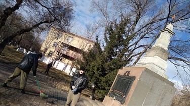Уборка братской могилы революционеров-большевиков